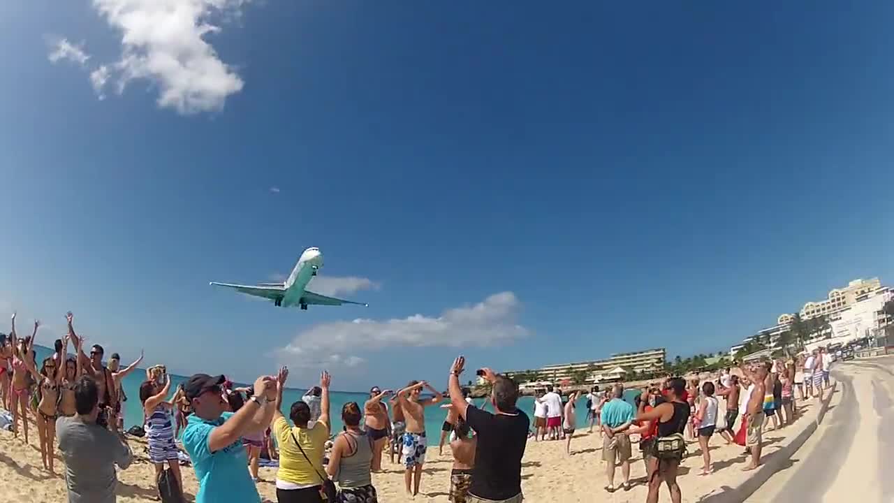 >Едно от най-лудите летища в света (мaho Beach)