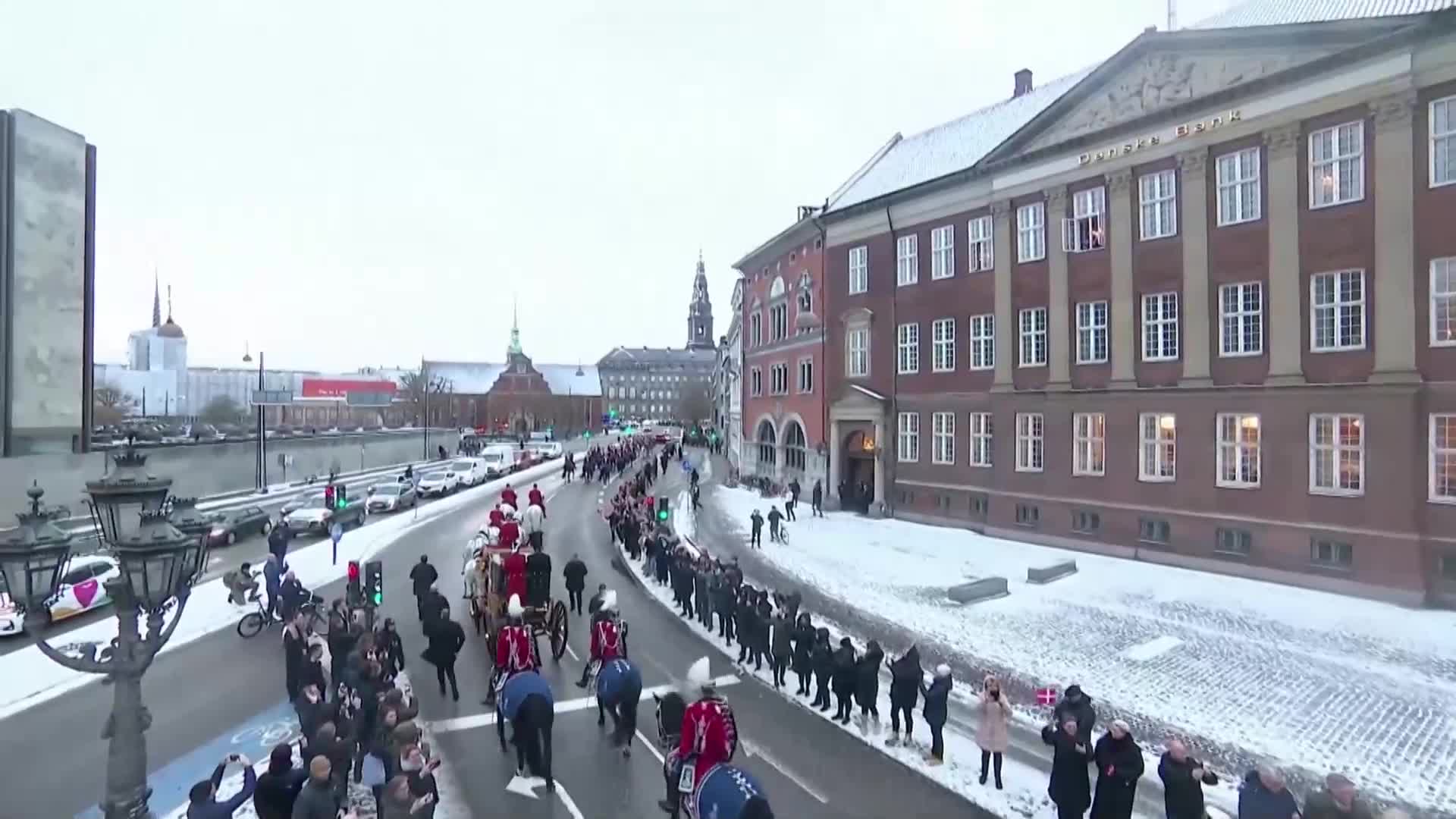 За последен път като кралица: Маргрете II премина с карета по улиците на Копенхаген (ВИДЕО)