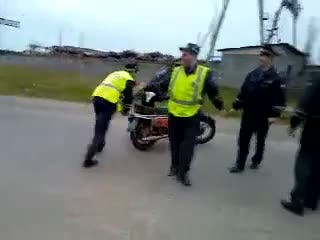 Милиционер се опитватва да се качи на мотор в движение ! Смях !