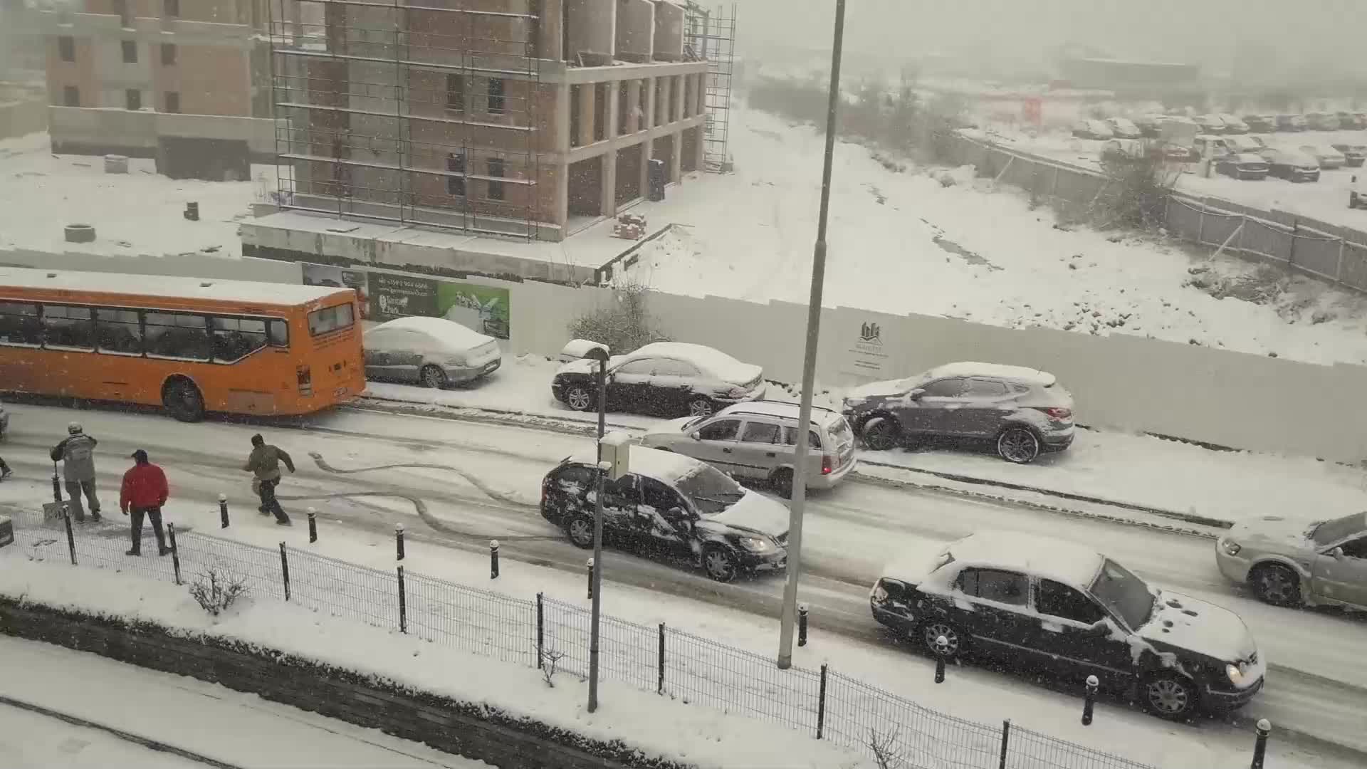 Снегът пак ни изненада