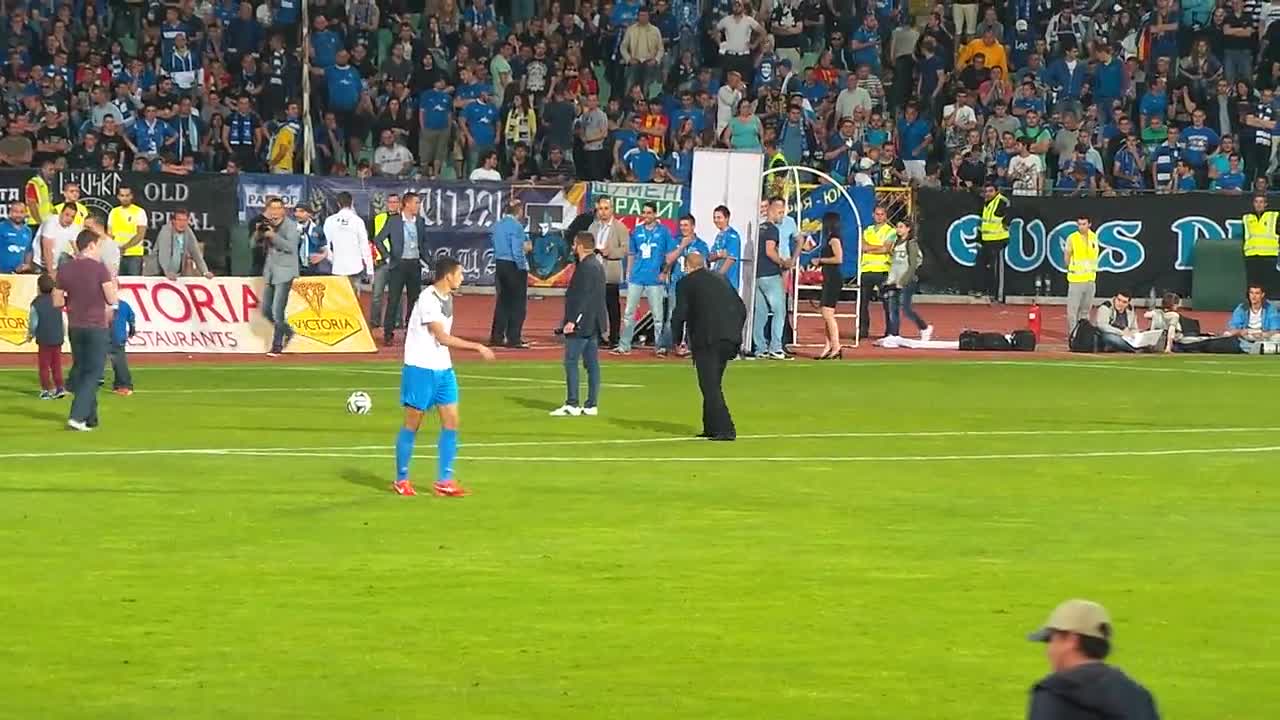 Тити Папазов бие дузпа и нахъсва феновете, Левски - Лацио 3:2