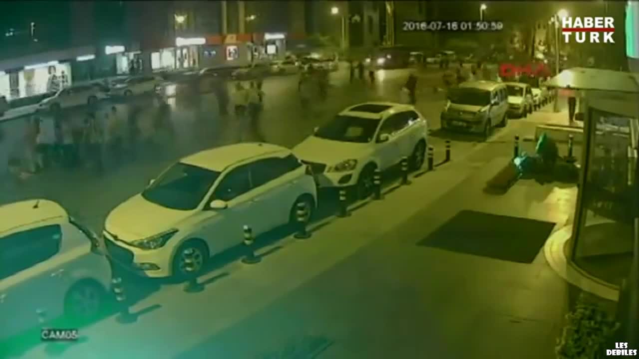 Турски гражданин опитва да спре с тяло танковете по време на преврата