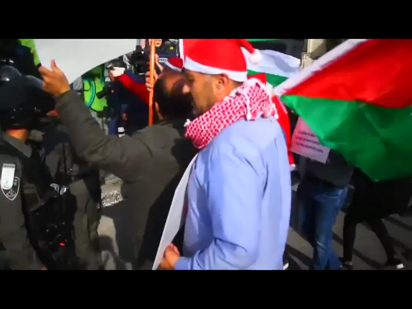 Палестинци, облечени като Дядо Коледа, влязоха в сблъсъци с израелски полицаи