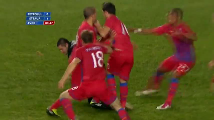 Фен удря футболист и си го получава...