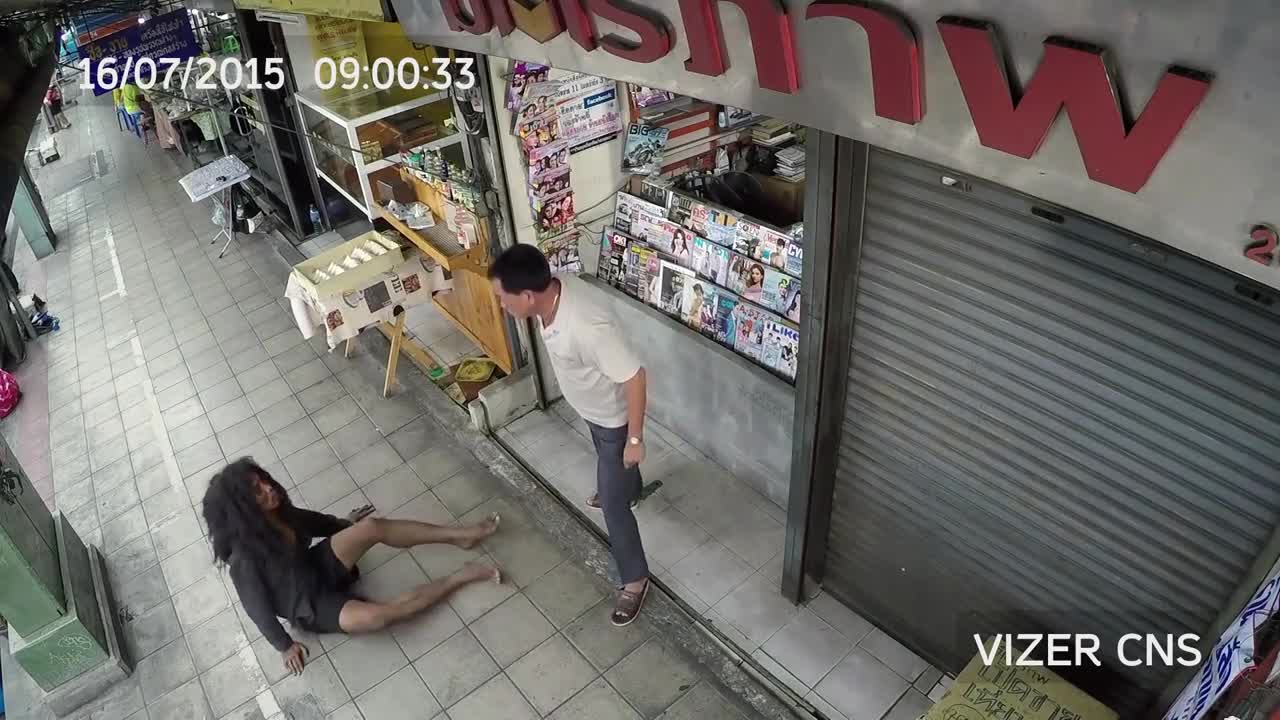 Той малтретира бездомник, но научи истината твърде късно ..