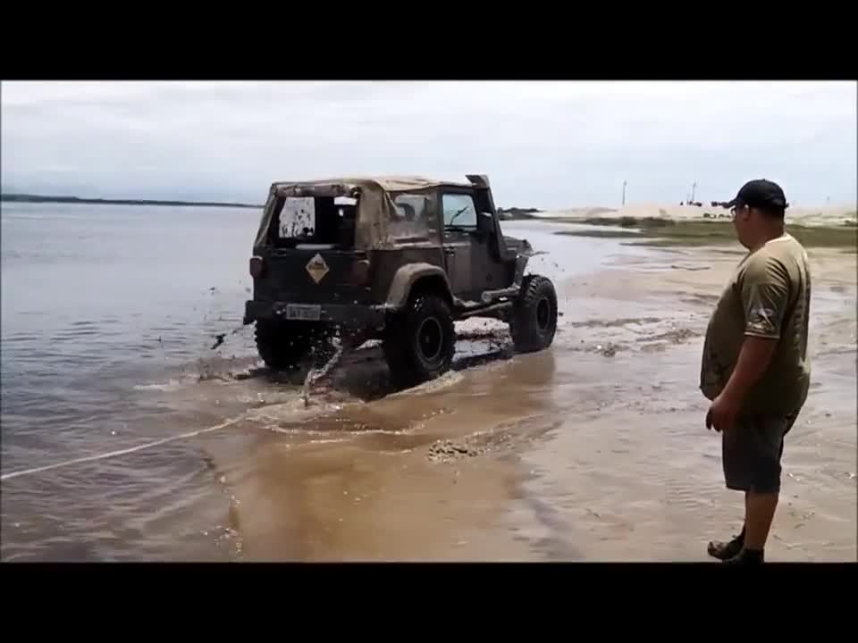 Вадене на джип от морето се обърква...