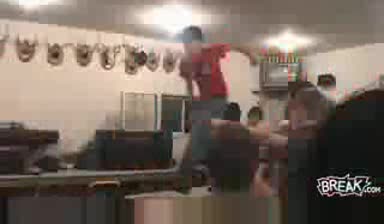 Малоумник!!! Не Правете Това Вкъщи... :(