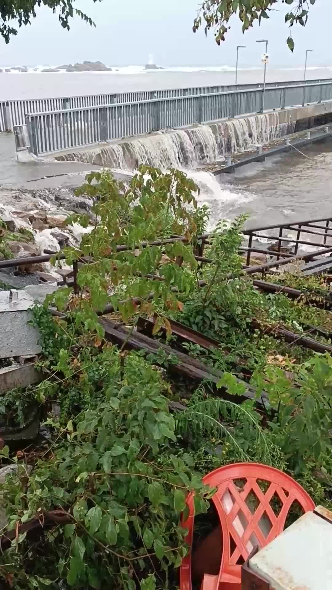 НАВОДНЕНИЯ ПО ЧЕРНОМОРИЕТО: Отнесени улици, коли под вода и паднали дървета