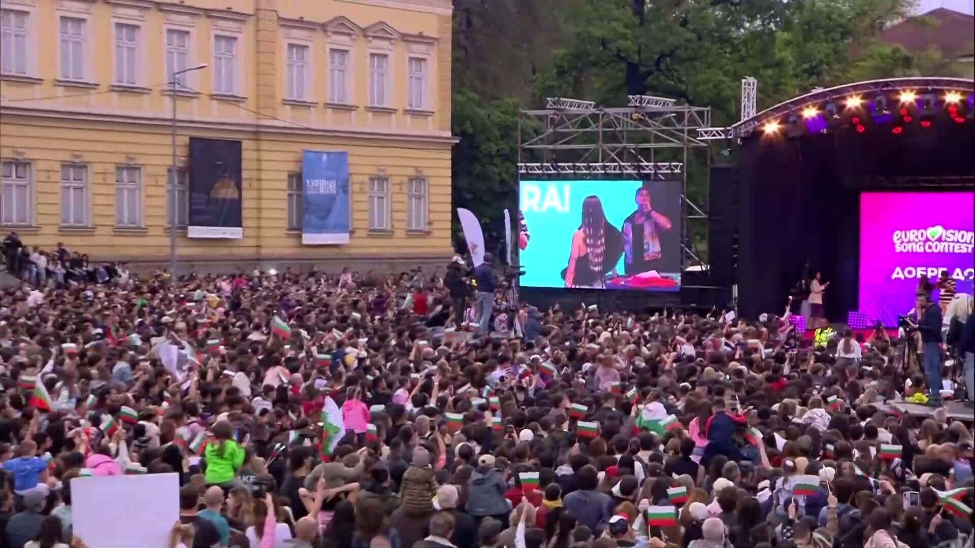 "Фред, работи с мен": Към кого е отправено специалното послание, което DARA изписа на плакат