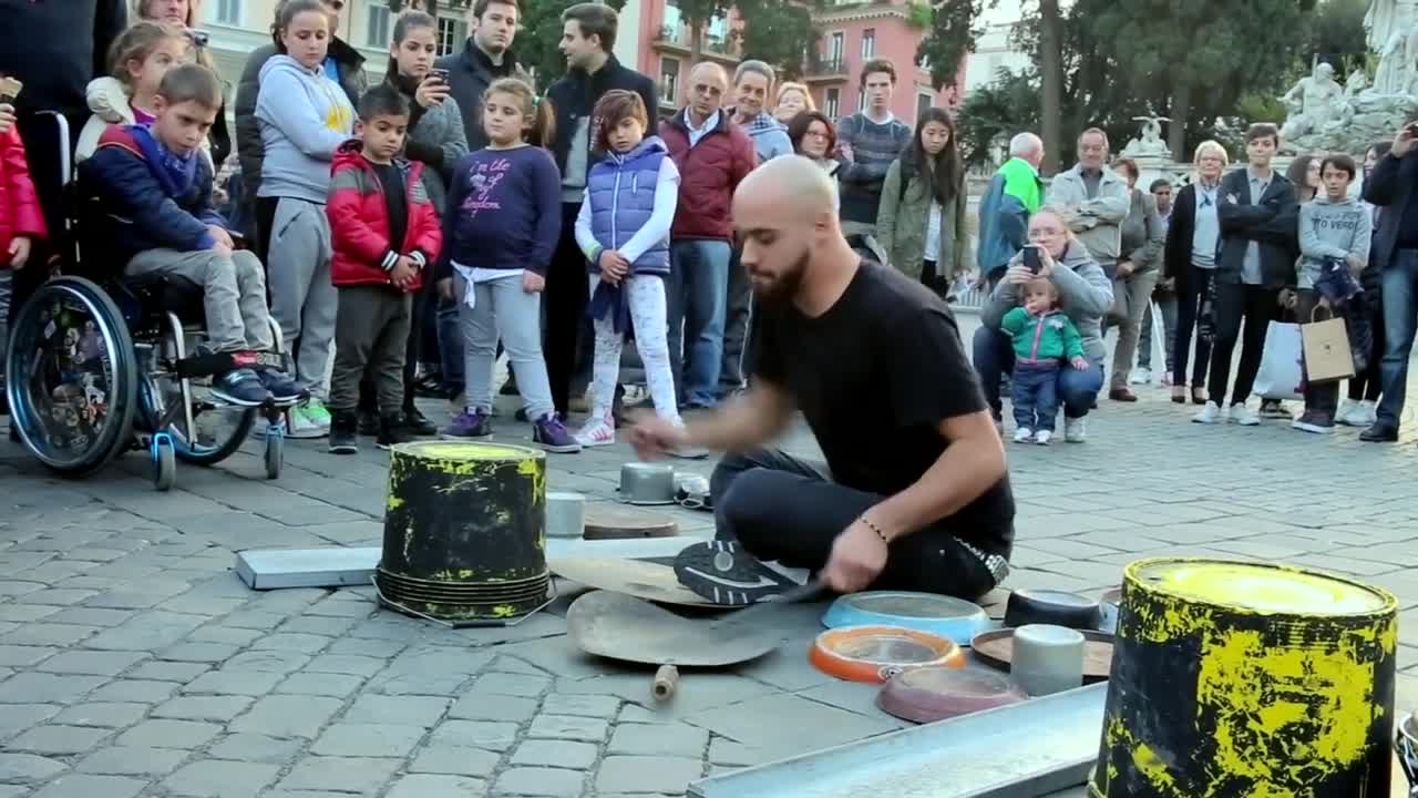 Уличен барабанист със страхотен талант