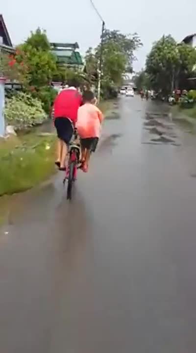Когато едно колело не стига да се кара от двама ,става така