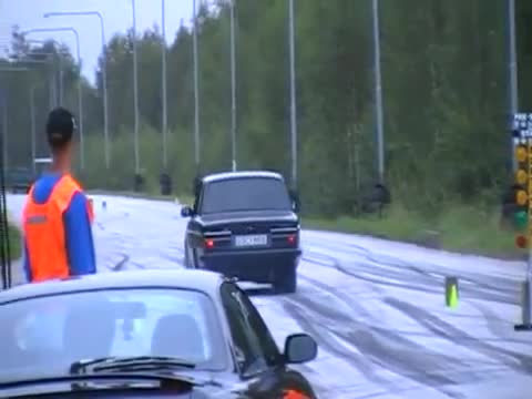 Този е или пиян или не може да кара 