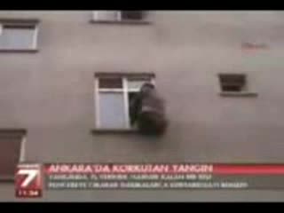 Екстремно Спасяване На Човек От Горящ Блок