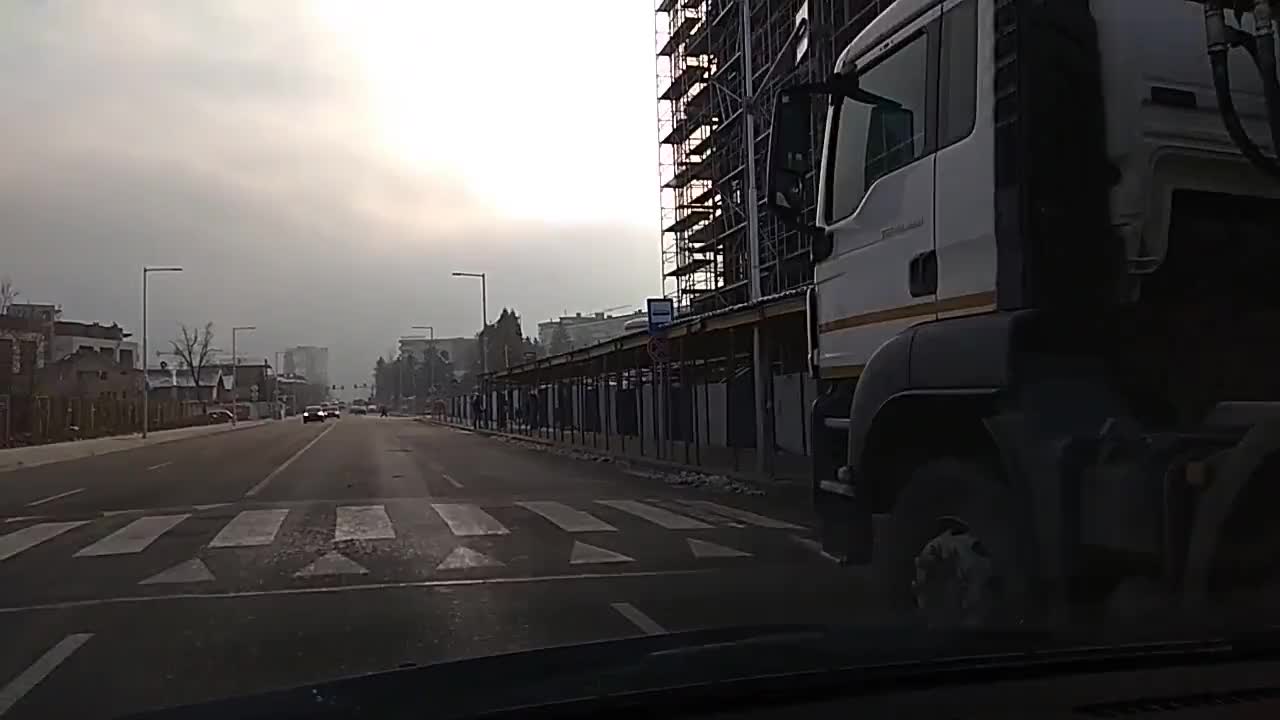 Бетонобъркачка закрива пешеходци на пътека!