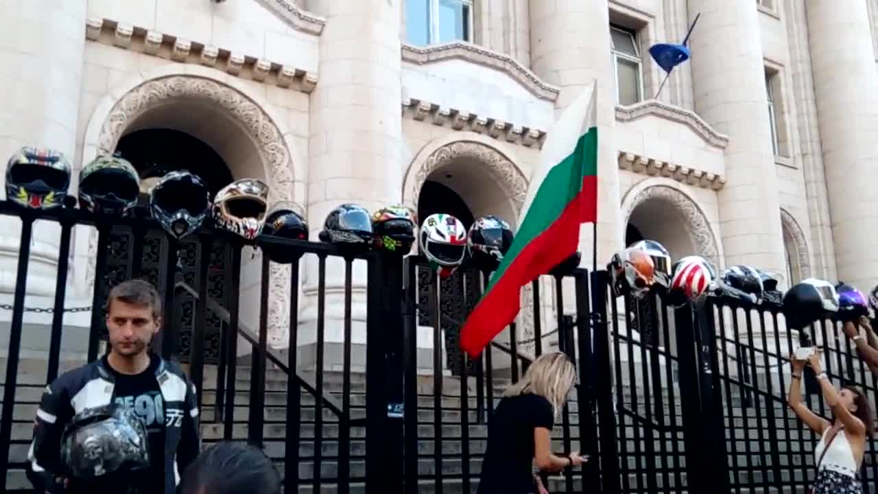 Рокери обсадиха турското посолство и Съдебната палата в София