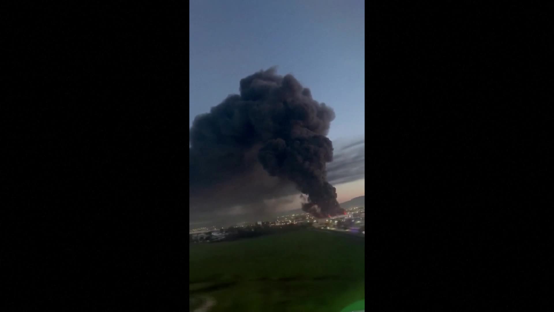 Голям пожар горя в индустриалната зона на Тихуана (ВИДЕО)