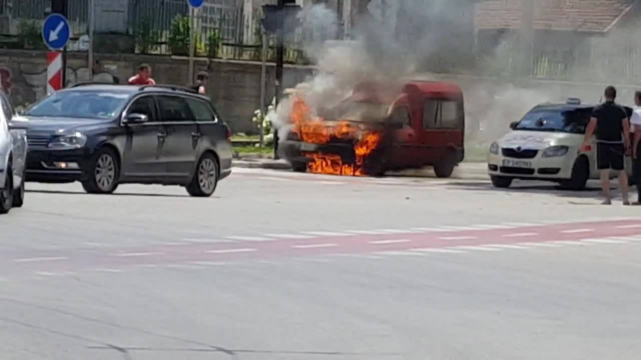 Запален автомобил