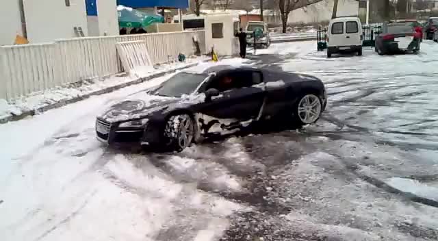 Софийско Audi R8 дрифтва на сняг 