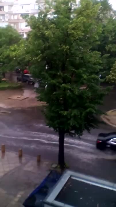 За секунди улиците на Бургас се наводниха