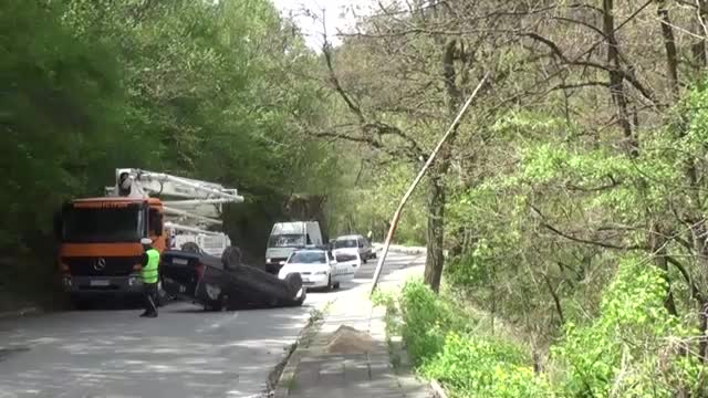 Кола се обърна по таван, има пострадал