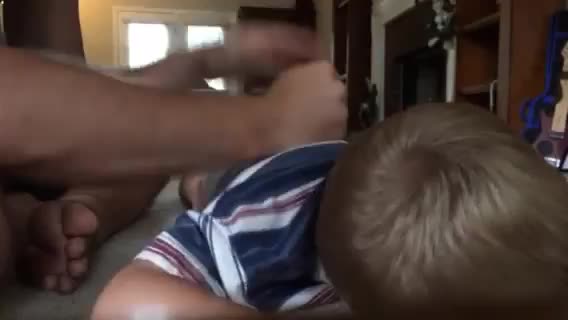 Баща и син се забавляват