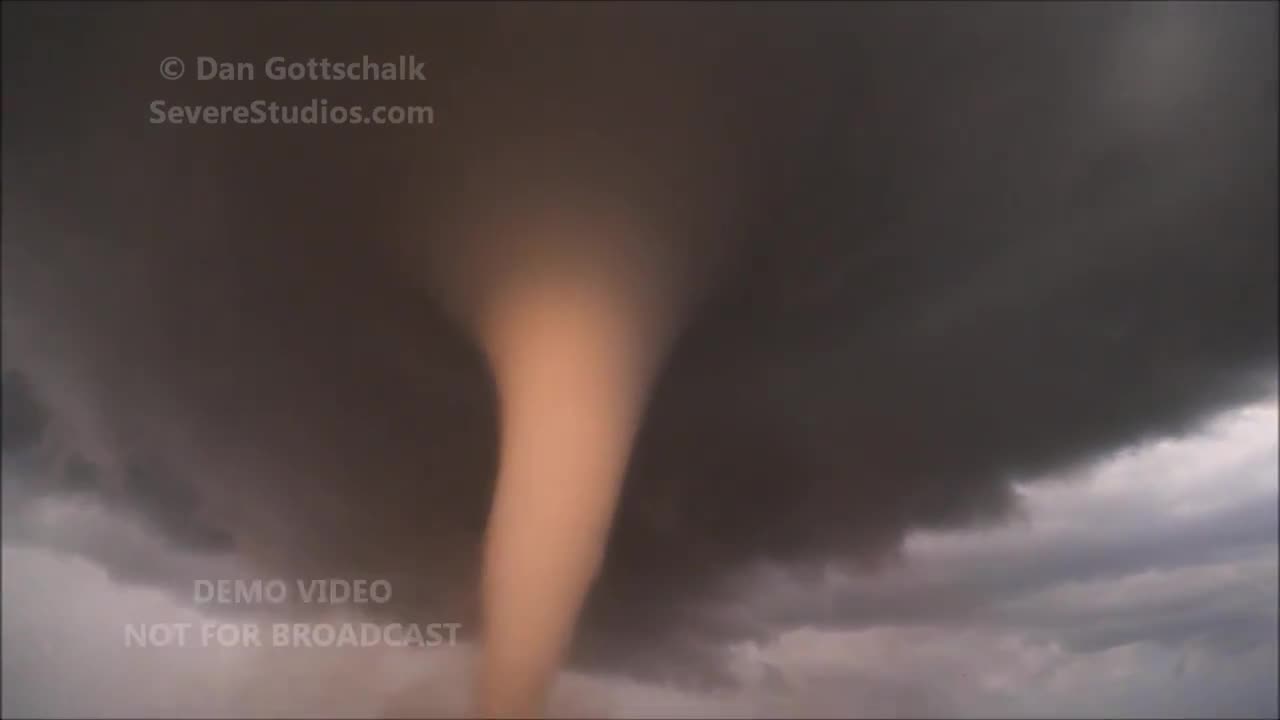 Удивителни кадри! Торнадо щата Айова