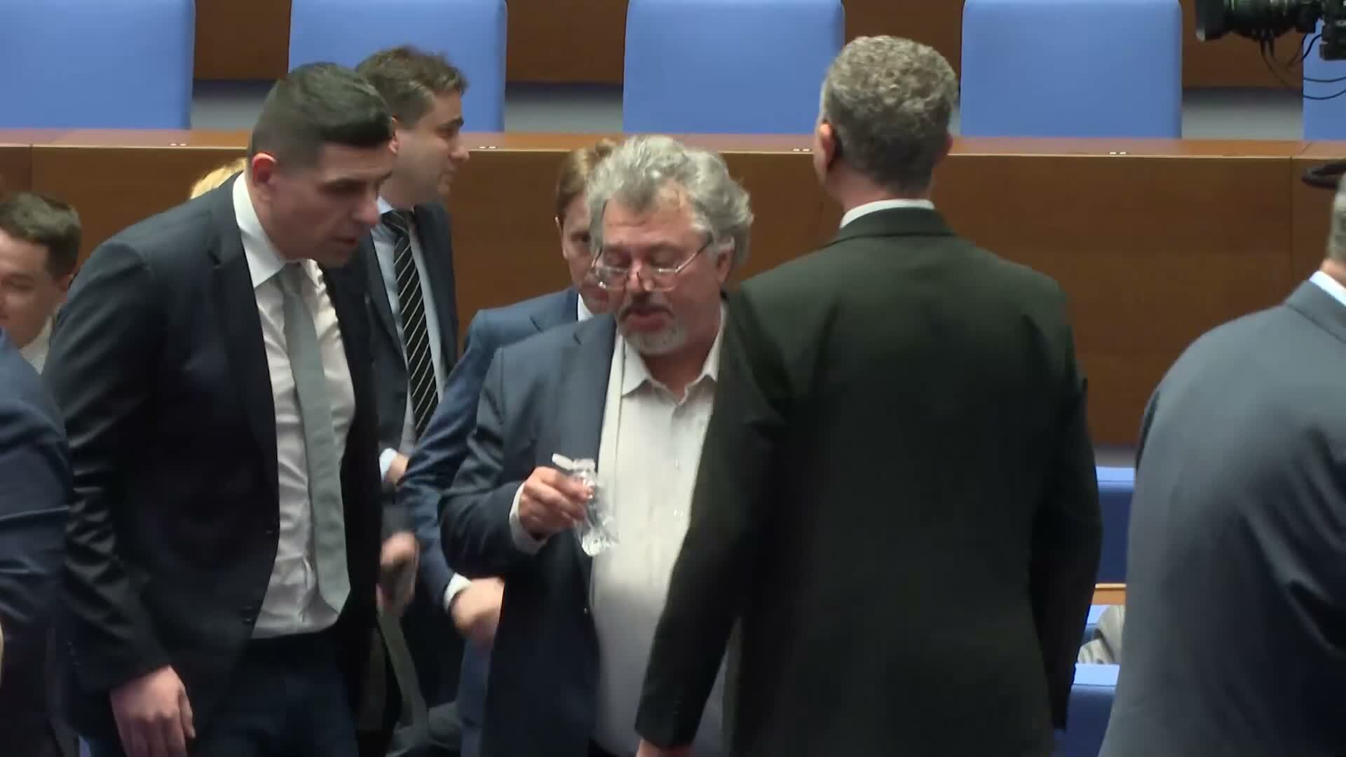 Отстраниха от заседанието на НС Манол Пейков - залял квестор с вода
