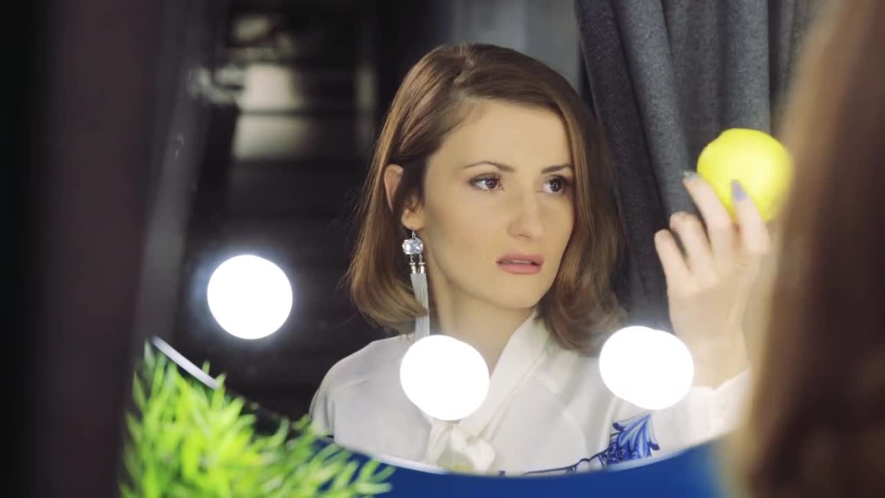 Самокритичната красавица // Великолепните 5, Промо