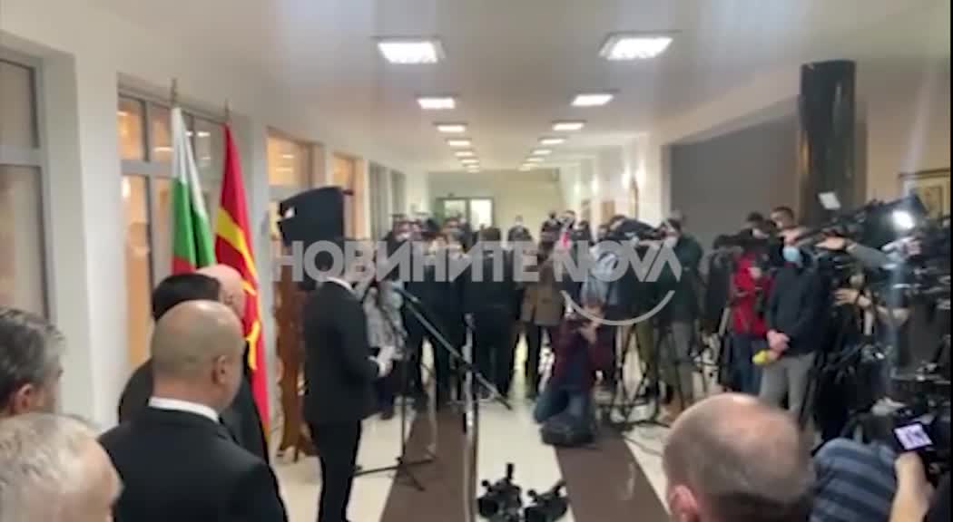 Протестен жест на македонски журналисти на откриването на авиолинията София - Скопие
