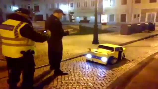 Полицаи се кефят на Transformers