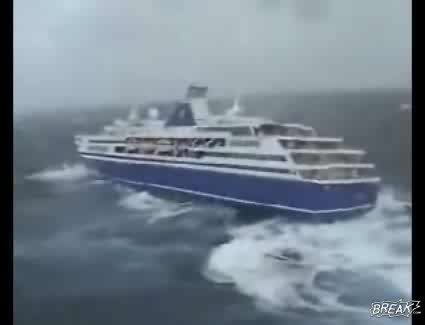 Вижте Как Вълните Почти Преобръщат Кораб