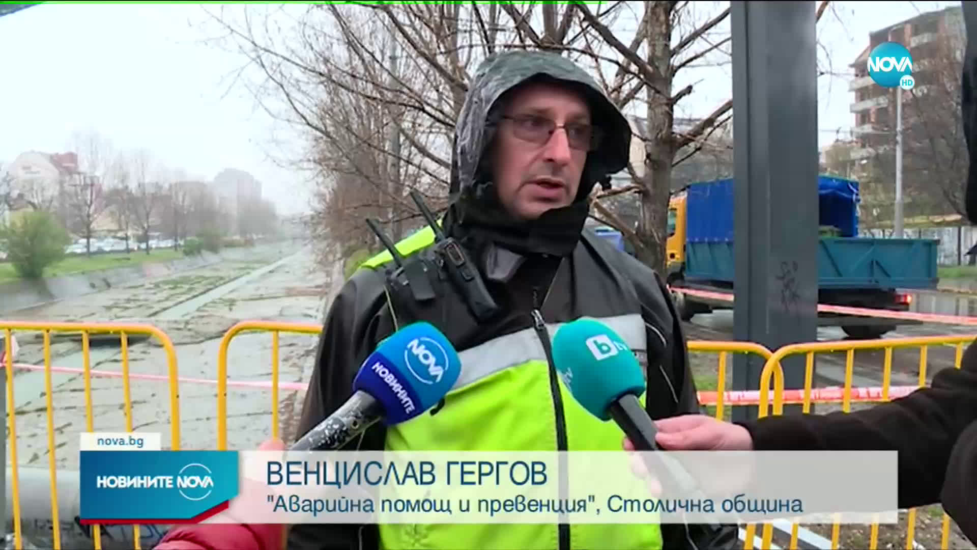 Такси падна в коритото на река в София, има ранен