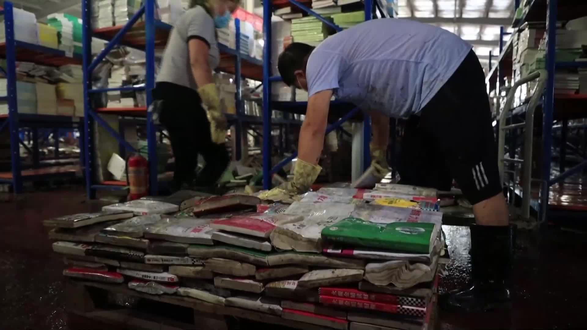 Милиони книги са унищожени при последните наводнения в Китай (ВИДЕО)