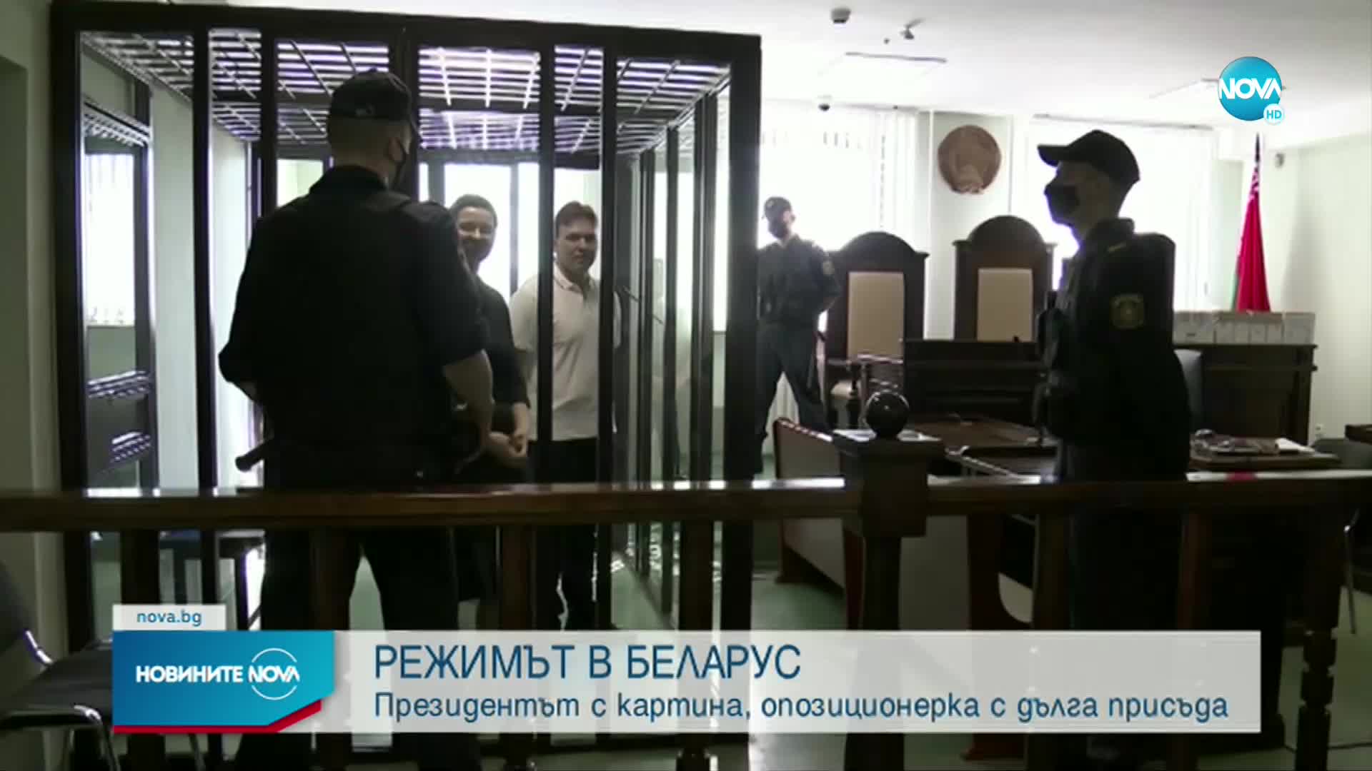 Подариха на Лукашенко картина, на която е нарисуван с автомат и боеприпаси