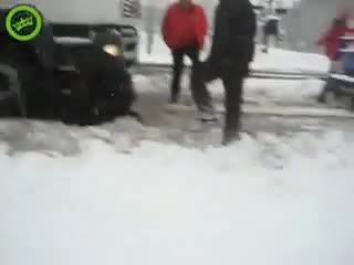 Subaru Impreza тегли закъсал камион !!!