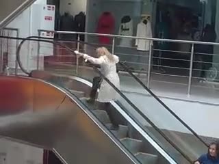 Тъпа блондинка на ескалатор