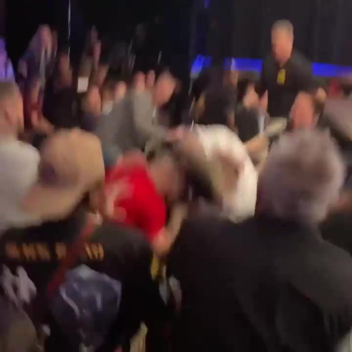 Майк Пери и Джулиан Лейн се сбиха в тълпата на BKFC във Флорида