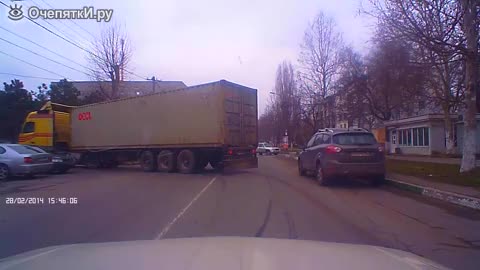 Тираджия прави прецизна маневра от, която нервите на шофьор не издържаха