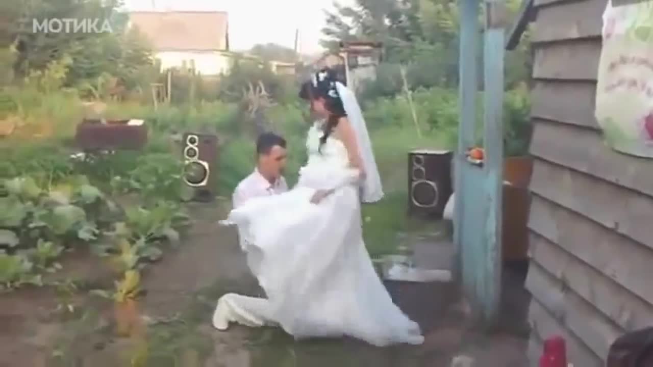 Руска селска свтбва в градината при зелките ( Много Смях )