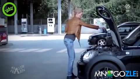 Как сменяват блондинките маслото на колата ; D