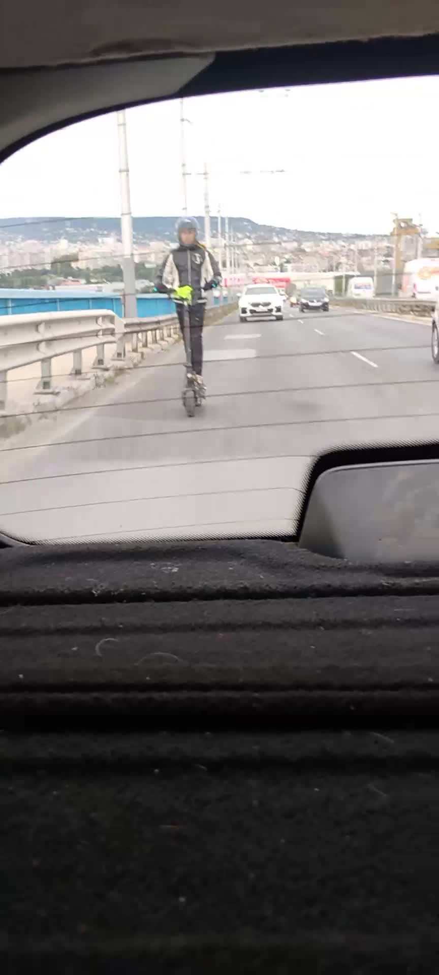 Тротинетка на Аспаруховия мост Варна