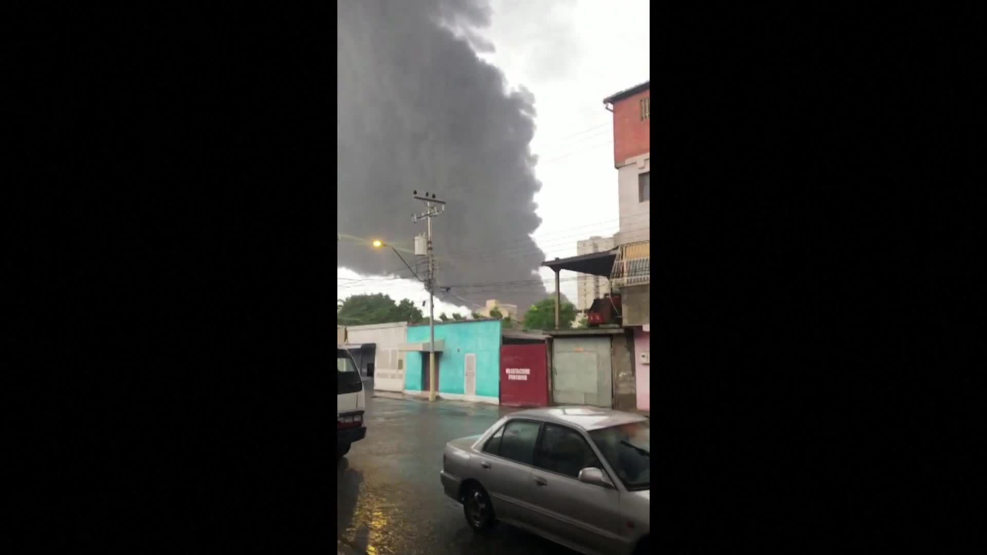 Гръмотевица предизвика пожар в петролна рафинерия (ВИДЕО)