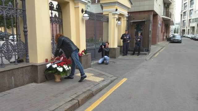 Хора полагат цветя пред гръцкото посолство в Москва