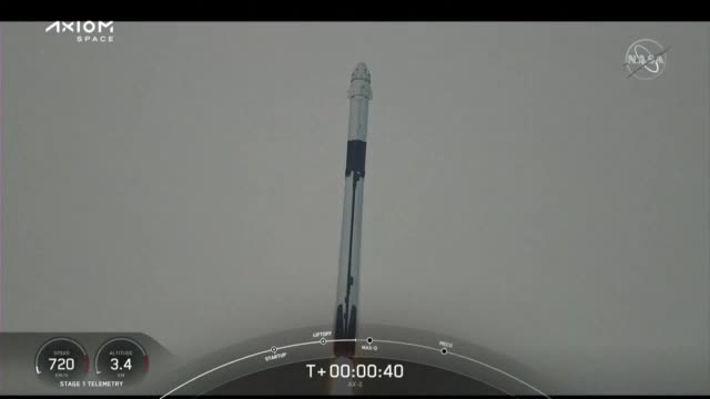 SpaceX изпрати ракета с двама саудитски граждани към МКС
