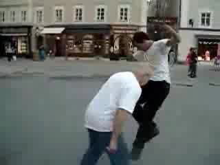 Бъзици И Бой С Глава В Стомах