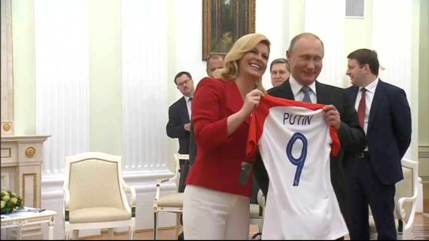 Президентът на Хърватия подари специална фланелка на Путин