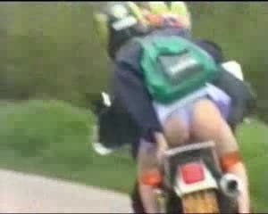 Ето защо жените не трябва да се возят с поли на мотор !