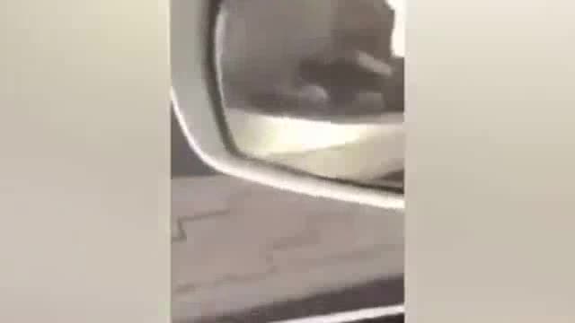 Мюсюлманки се бъхтят здраво на оживена улица