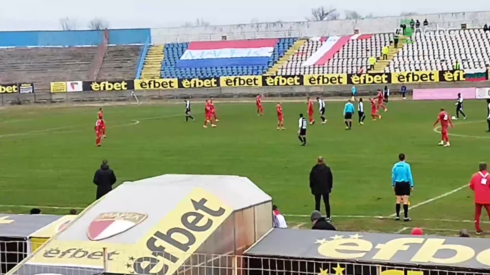 Феновете на Локомотив Пловдив се забавляват на "Бончук"