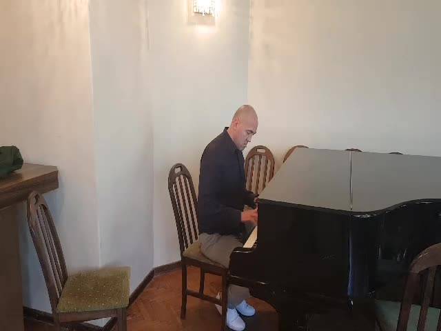 Треньорът на Балкан показа умения на пианото
